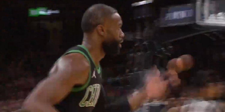 开云体育-高射炮！杰伦·布朗迎着文班亚马调高弧顶命中三分球